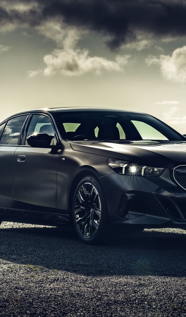 Черный автомобиль BMW I5 M60 XDrive 2023 года