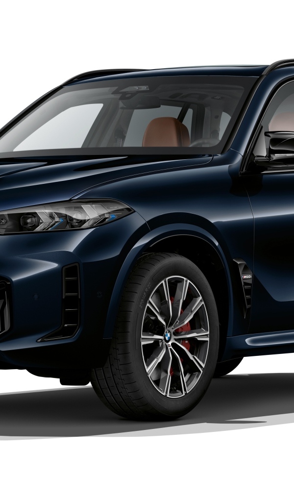 Черный автомобиль BMW X5 M60i Protection VR6 2023 года на белом фоне