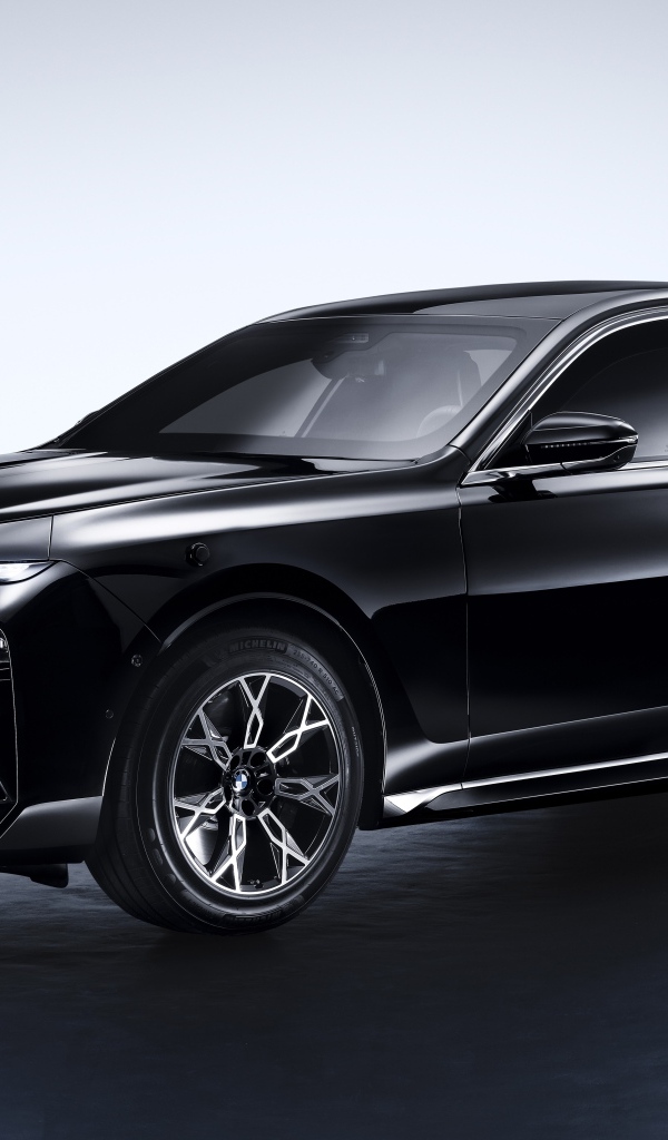 Черный стильный автомобиль BMW 760i XDrive Protection