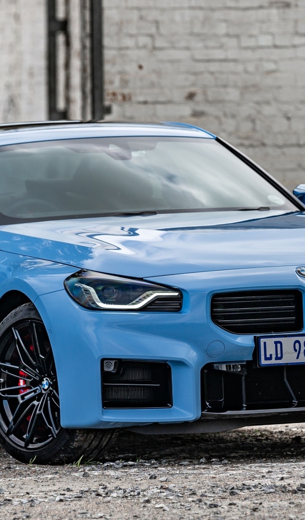 Голубой автомобиль BMW M2 AT 2023 года