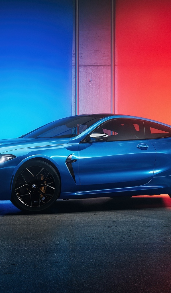 Синий дорогой автомобиль BMW M8