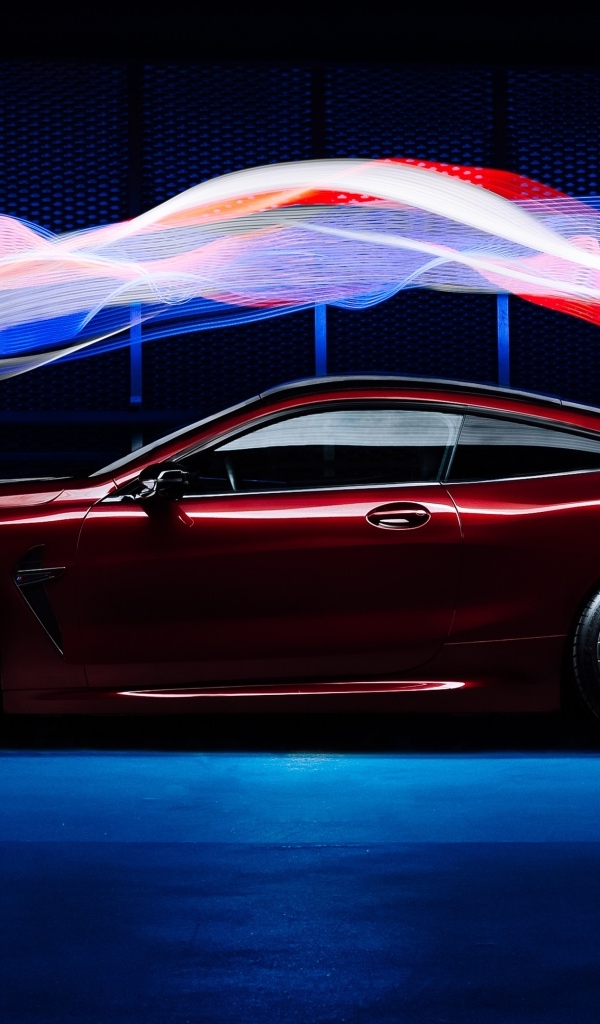 Бордовый автомобиль BMW M8 Competition оптекает волнами