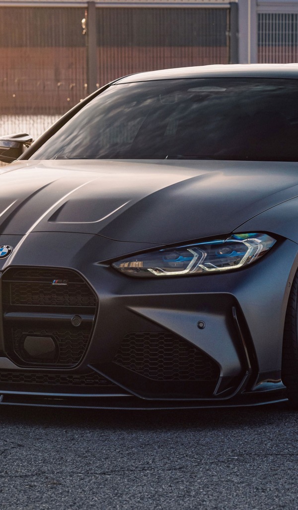 Дорогой черный автомобиль BMW M4