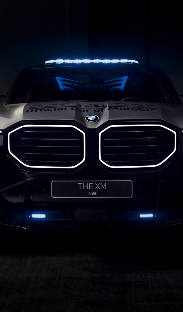 Вид спереди на автомобиль BMW XM Label Red MotoGP Safety Car 2024 года