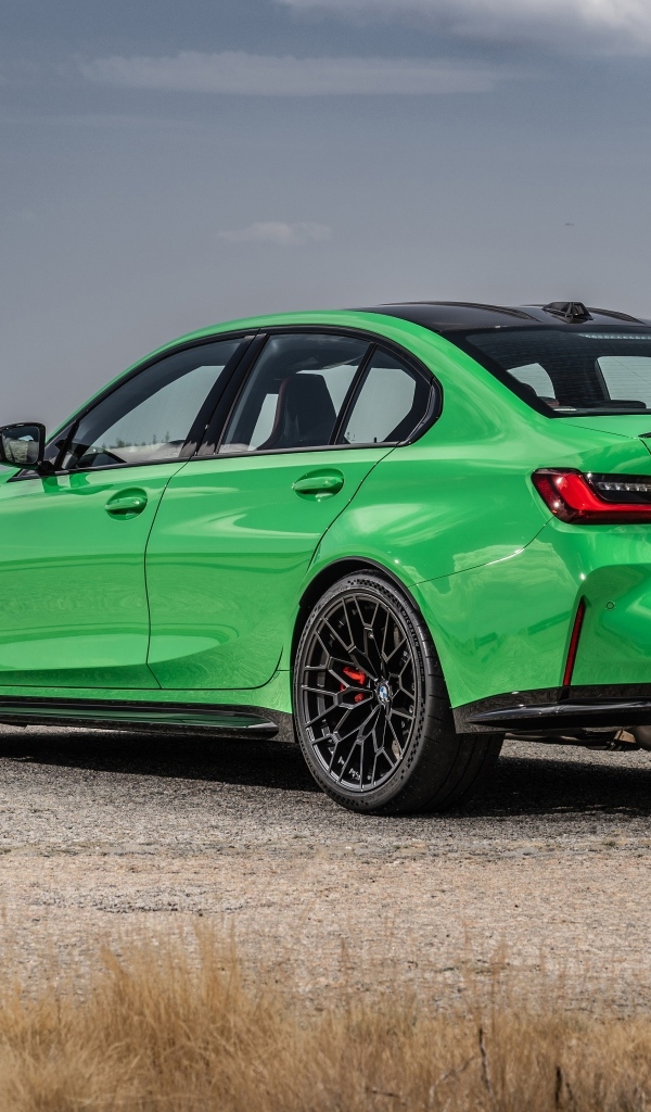 Зеленый BMW M3 CS 2023 вид сзади