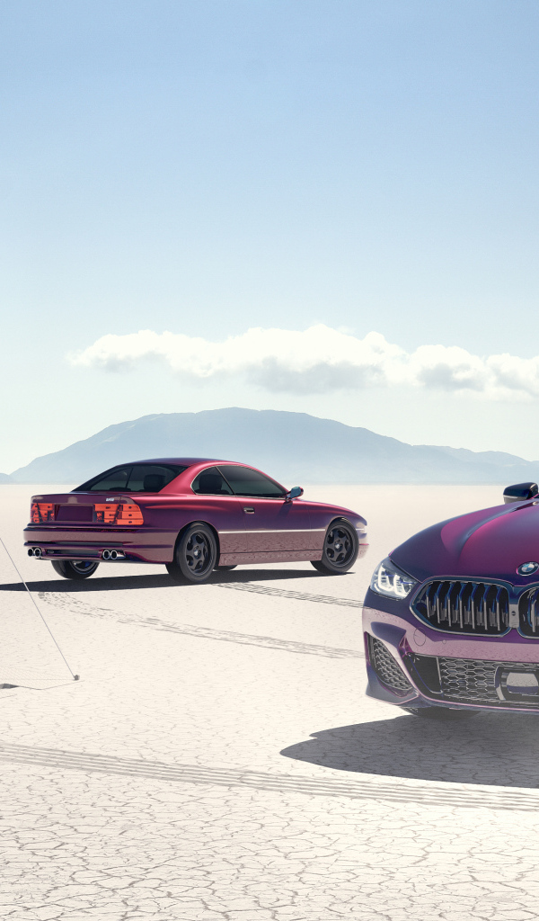 Фиолетовый автомобиль BMW 850i у гаража