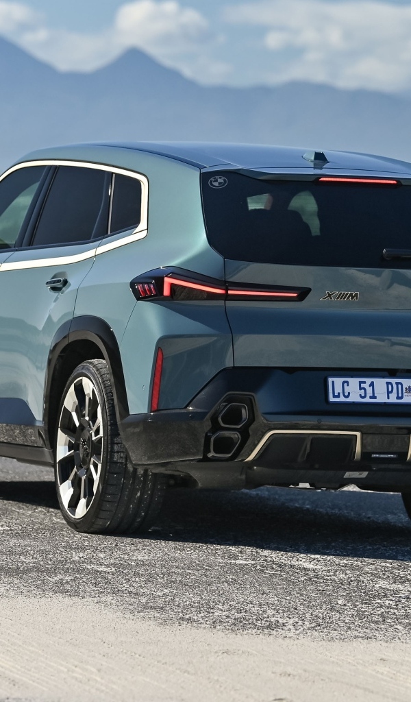 Вид сзади на внедорожник BMW XM