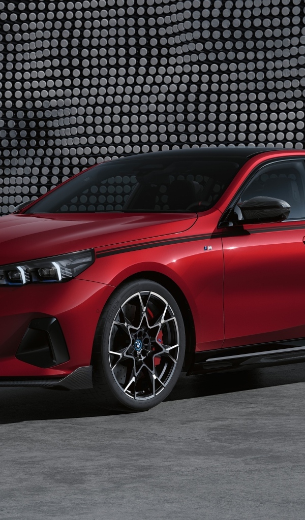Красный автомобиль BMW I5 M60 XDrive M Performance Parts 2023 года