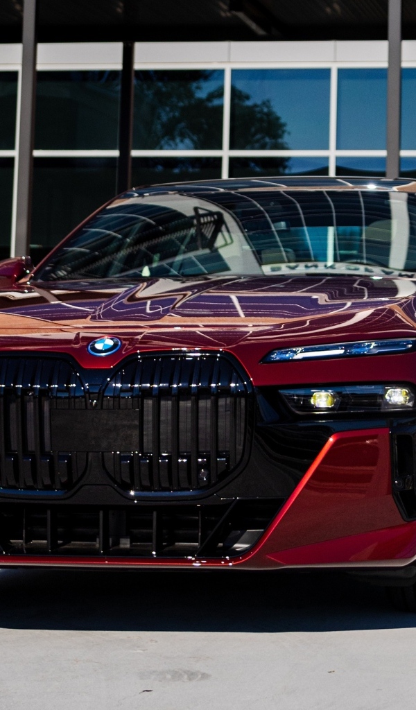 Красный автомобиль BMW I7 EDrive50 2024 года