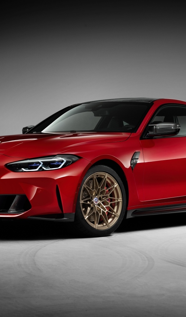 Красный автомобиль BMW M4 на сером фоне