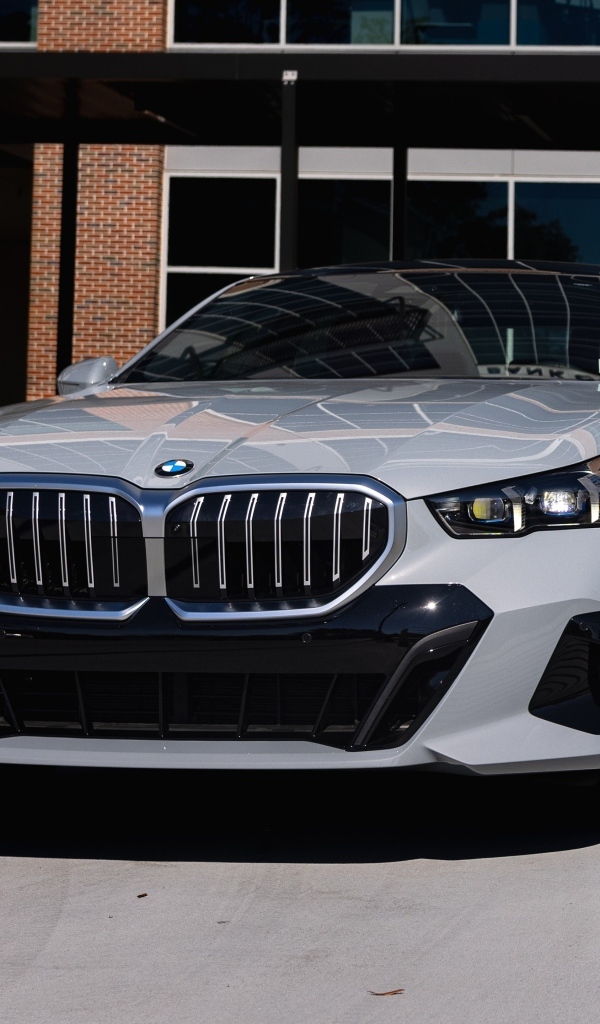 Серебристый автомобиль BMW 530i XDrive M Sport 2024 года