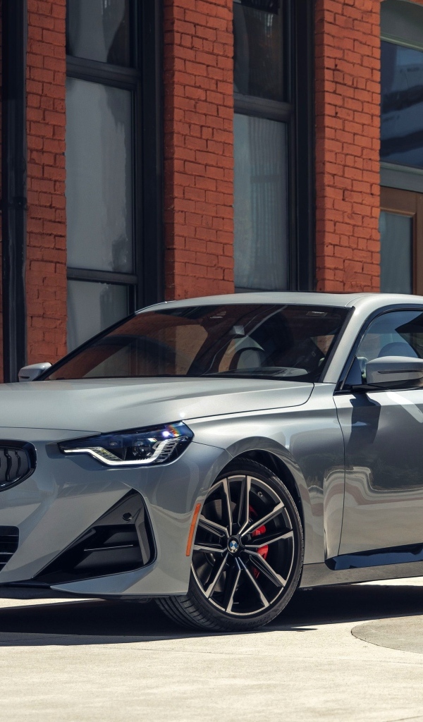 Серебристый автомобиль BMW 230i Coupé M Sport