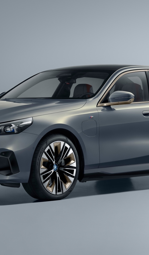 Серебристый автомобиль BMW I5 M Sport 2023 года