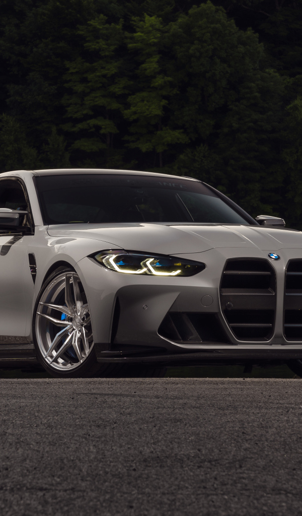 Серебристый BMW M3  на дороге