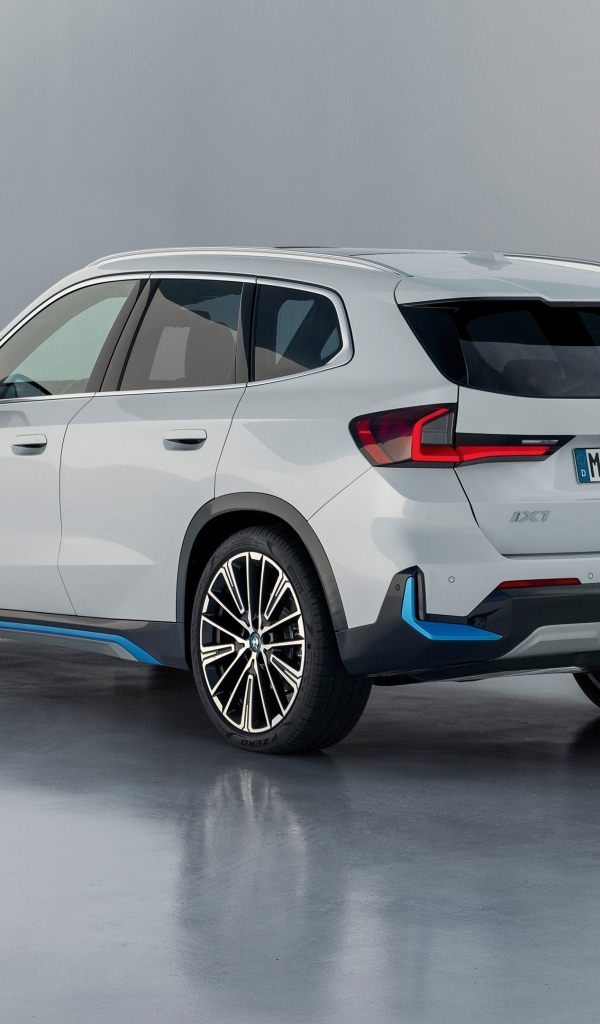 Белый внедорожник BMW IX1 XDrive30  вид сзади
