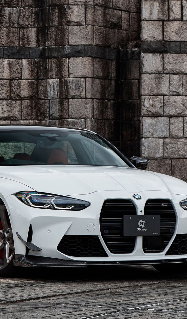Белый автомобиль BMW M3 2022  года вид спереди