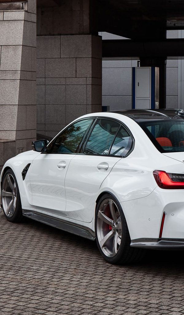 Белый автомобиль BMW M3 2022 вид сзади