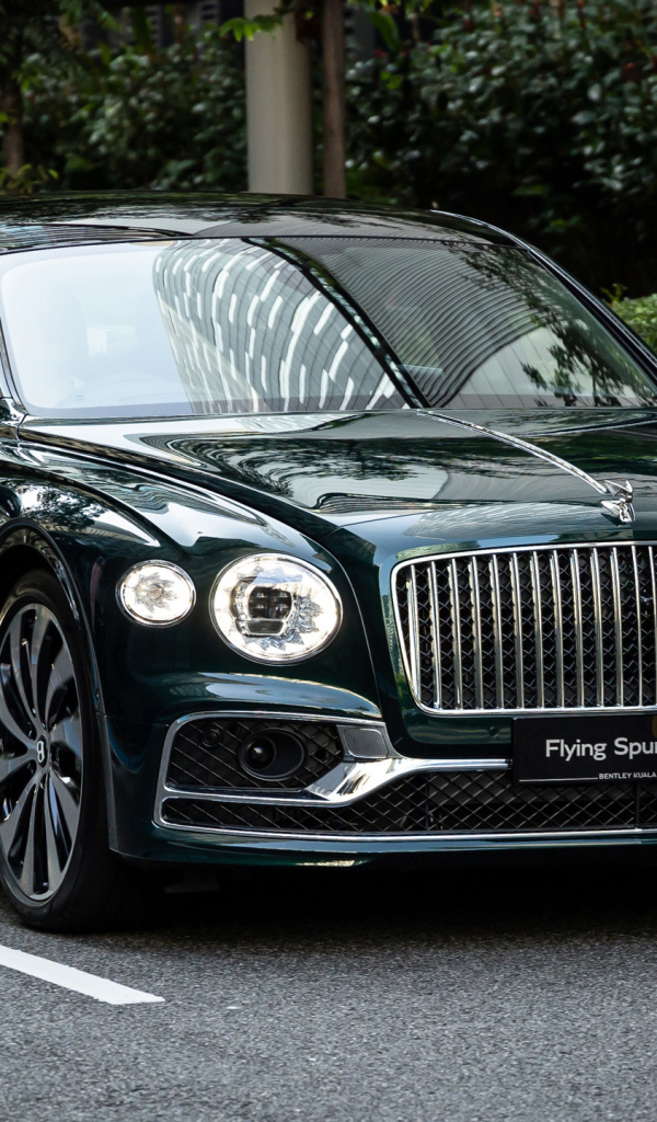 Автомобиль Bentley Flying Spur Hybrid 2023 на дороге