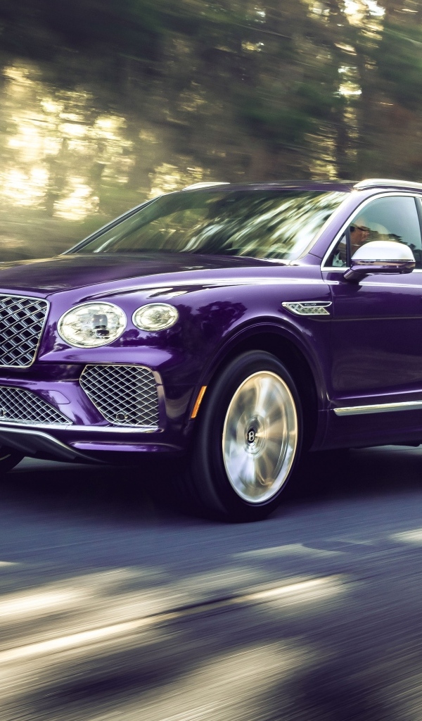 Автомобиль Bentley Bentayga EWB Mulliner 2024 года на дороге