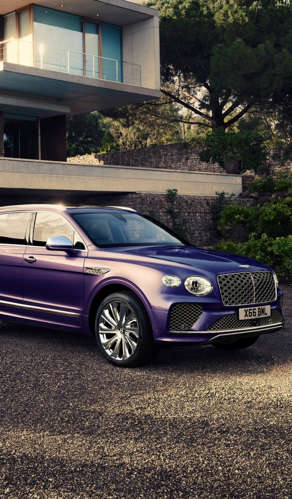 Автомобиль Bentley Bentayga EWB Mulliner 2024 года у дома