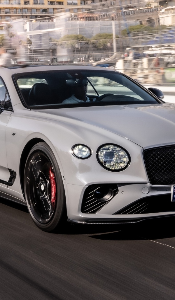 Автомобиль Bentley Continental GT S на дороге