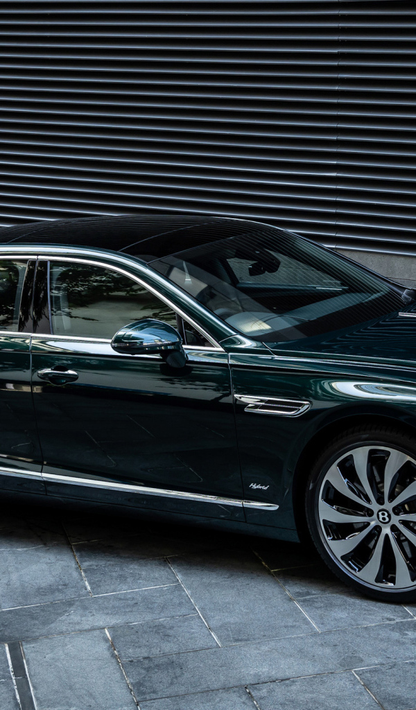 Черный автомобиль Bentley Flying Spur Hybrid 2023 года вид сбоку