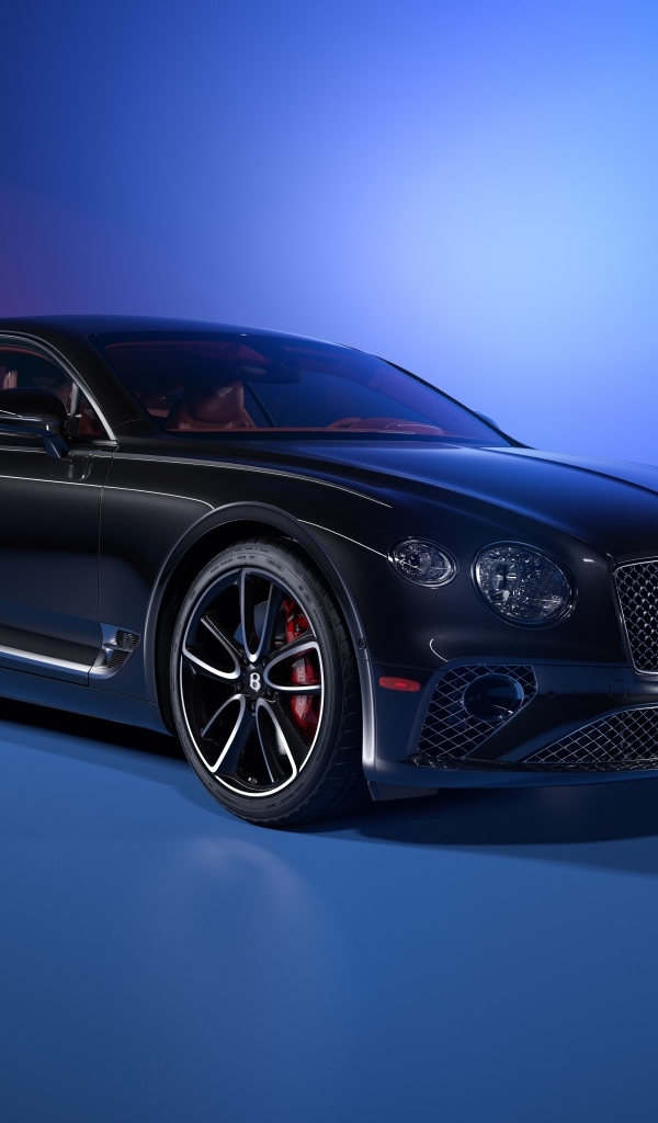 Черный автомобиль Bentley Continental GT на синем фоне