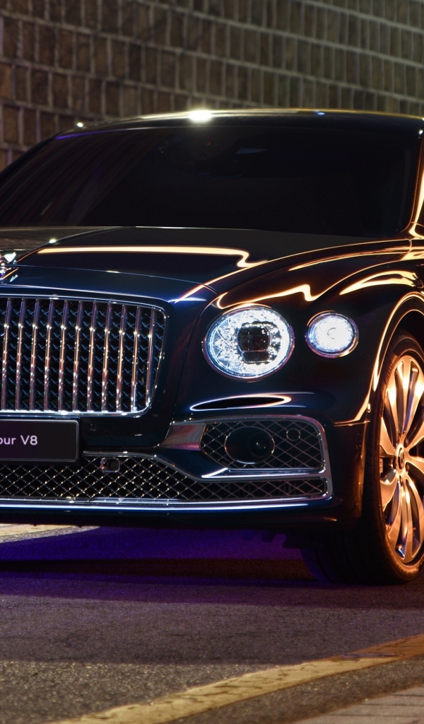 Черный автомобиль Bentley Flying Spur V8