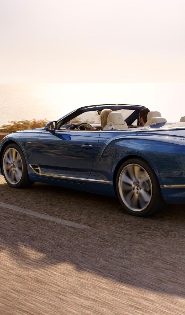 Синий кабриолет Bentley Continental GT