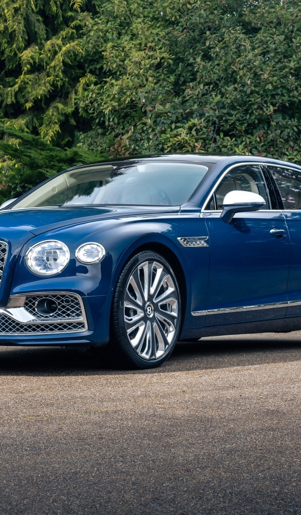 Синий автомобиль Bentley Flying Spur Mulliner