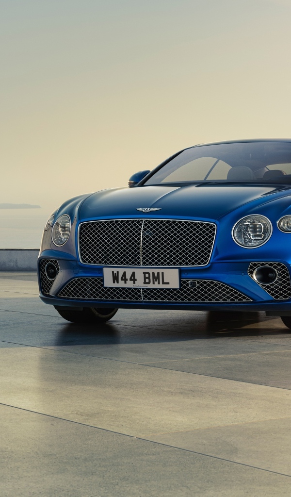 Синий дорогой автомобиль Bentley Continental GT