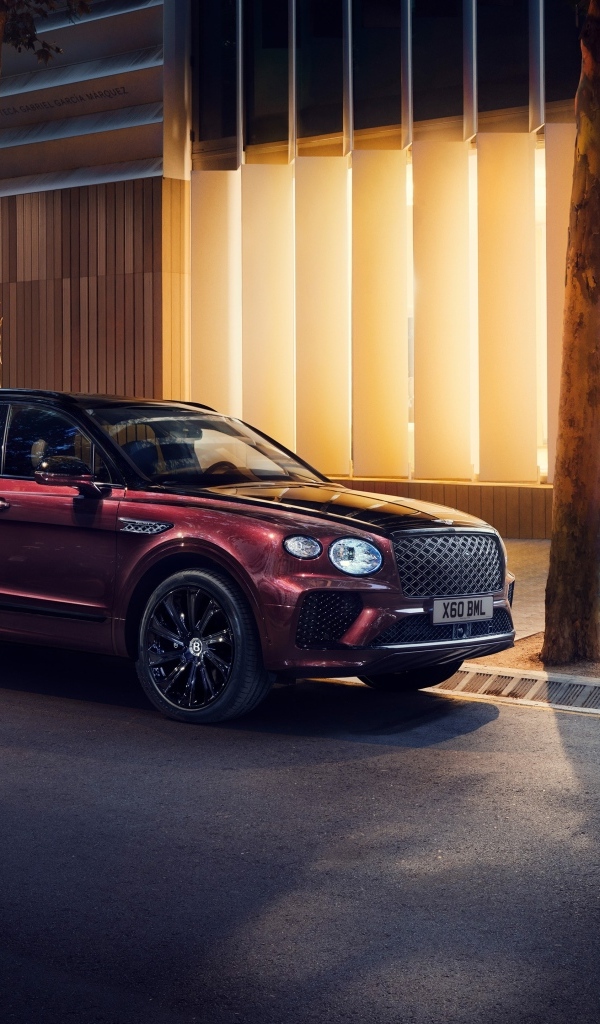 Бордовый внедорожник Bentley Bentayga EWB Mulliner 2024 года у дома