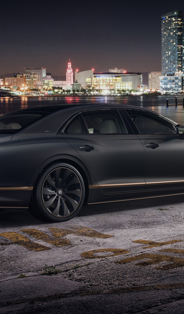 Автомобиль Bentley Flying Spur Hybrid The Surgeon 2022 на фоне города