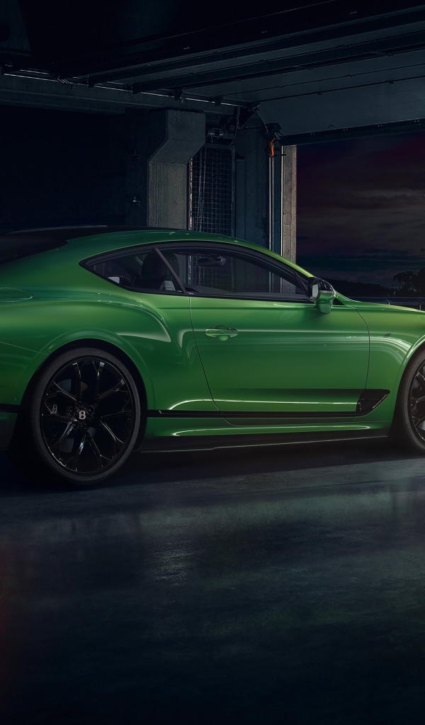 Зеленый автомобиль Bentley Continental GT S на заправке