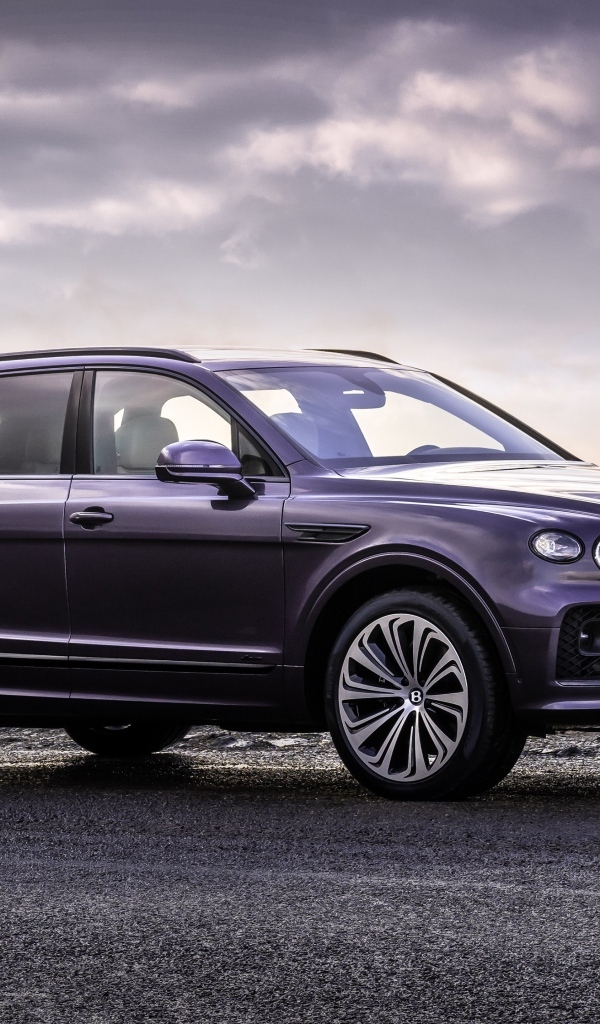 Внедорожник Bentley Bentayga EWB на фоне неба