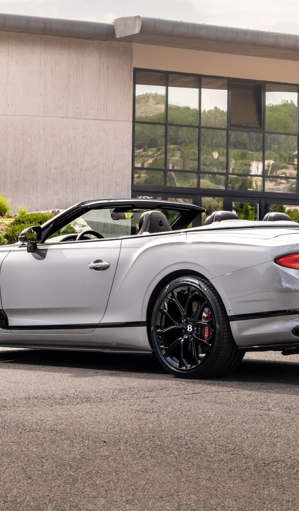 Серебристый кабриолет  Bentley Continental GT S