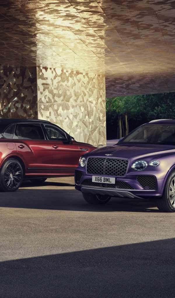 Два стильных автомобиля Bentley Bentayga EWB Mulliner 2024 года