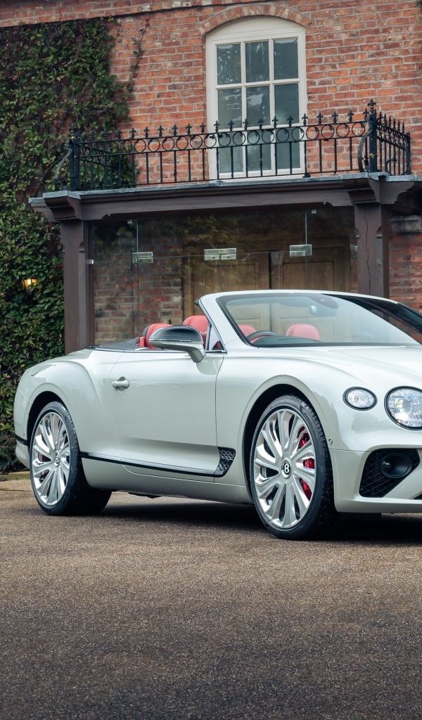 Белый кабриолет Bentley Continental GT Mulliner