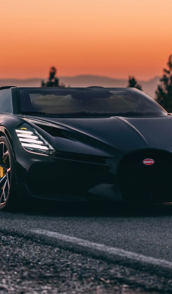 Черный автомобиль Bugatti Mistral