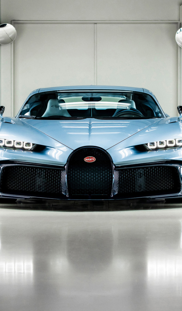 Спорткар Bugatti Chiron в гараже вид спереди