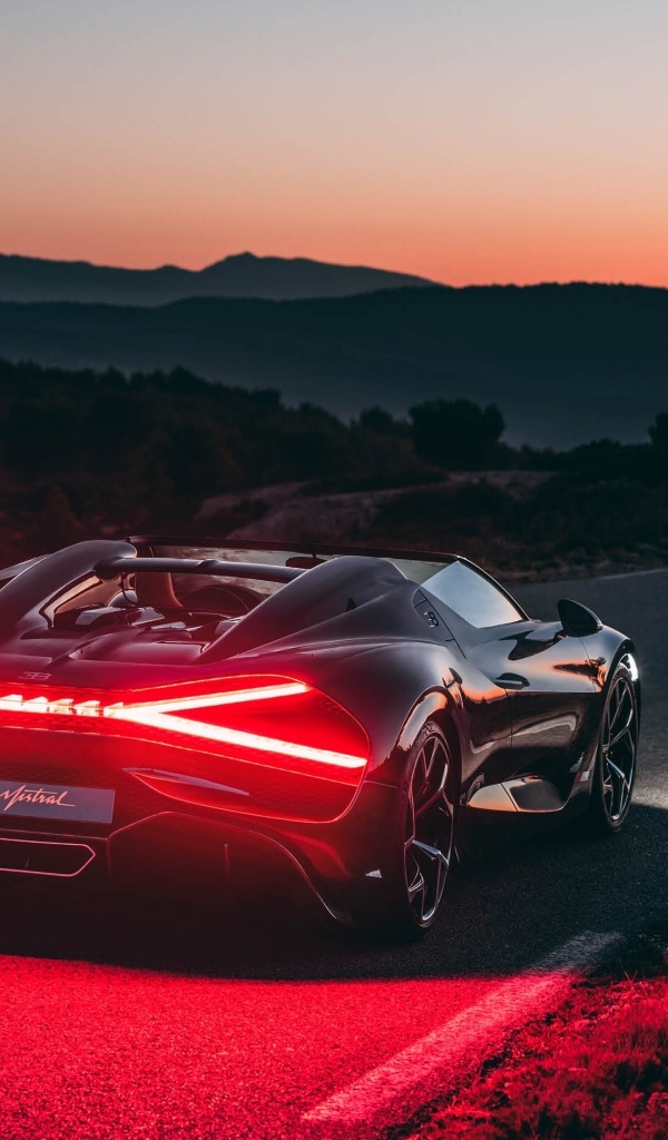 Включенные фары автомобиля Bugatti Mistral