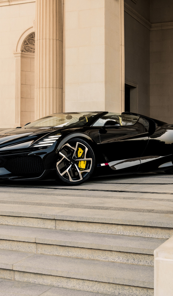 Автомобиль Bugatti W16 Mistral Black 2024 у здания