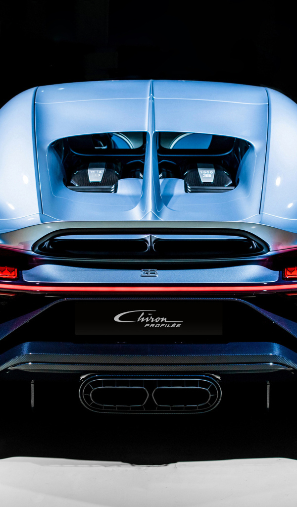 Автомобиль Bugatti Chiron Profilee вид сзади
