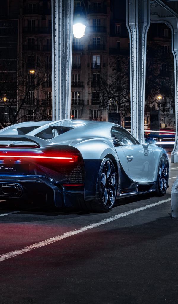 Автомобиль Bugatti Chiron Profilée  вид сзади