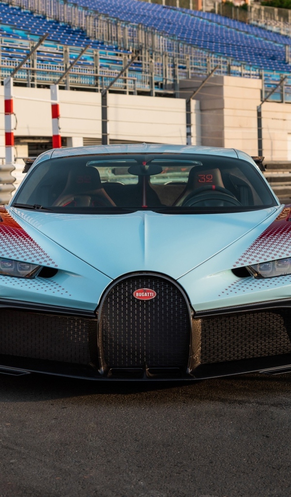 Автомобиль Bugatti Chiron вид спереди