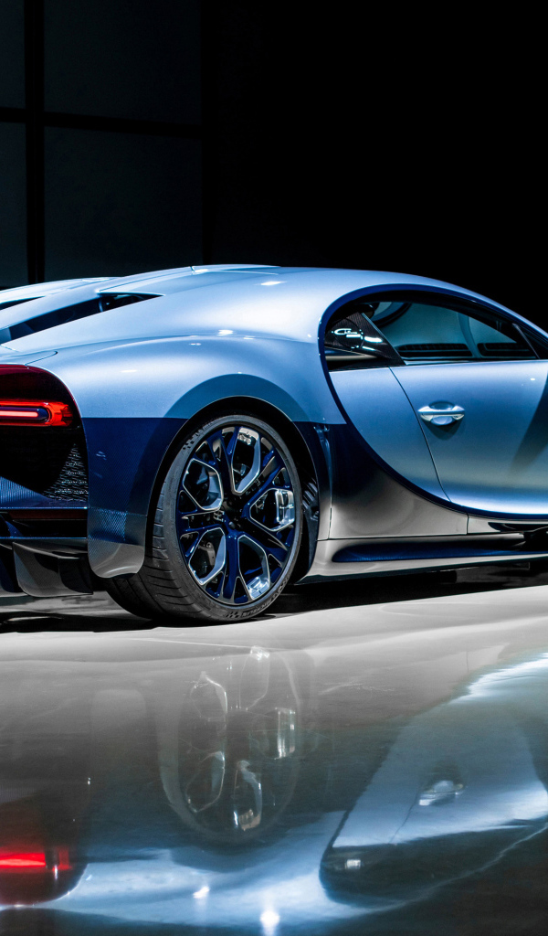 Автомобиль Bugatti Chiron вид сзади отражается в поверхности