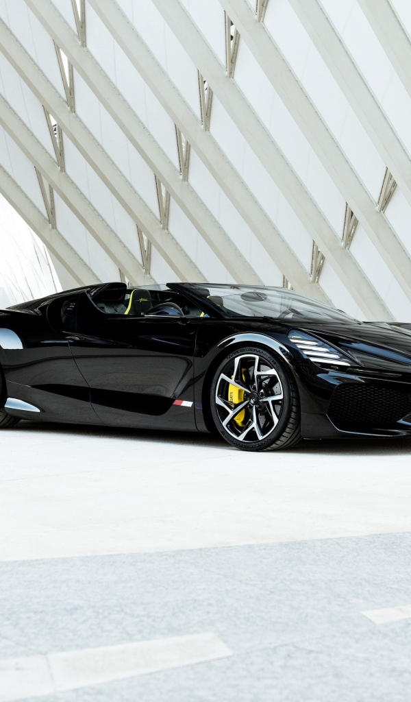 Дорогой стильный автомобиль Bugatti W16 Mistral Black 2024 года