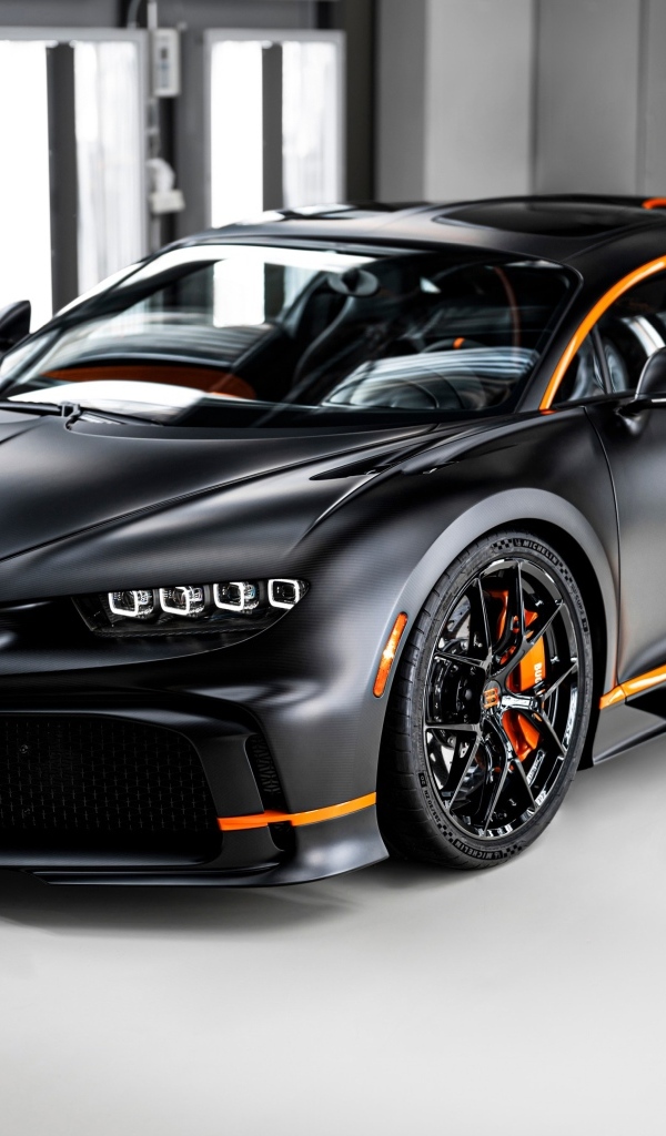 Быстрый автомобиль Bugatti Chiron Pur Sport