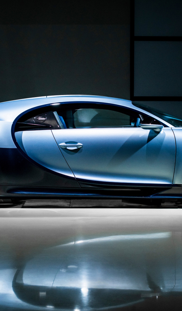 Быстрый автомобиль Bugatti Chiron вид сбоку