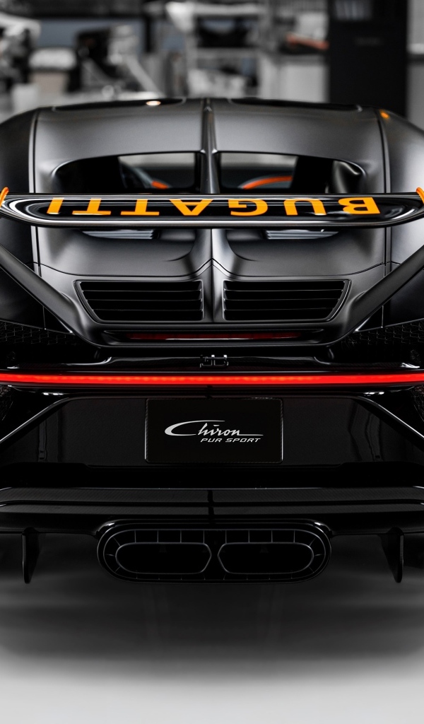 Вид сзади на черный спортивный автомобиль Bugatti Chiron Pur Sport